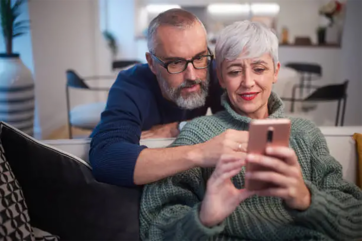 Couple contacting Instal-Life